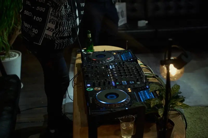 DJブースと照明