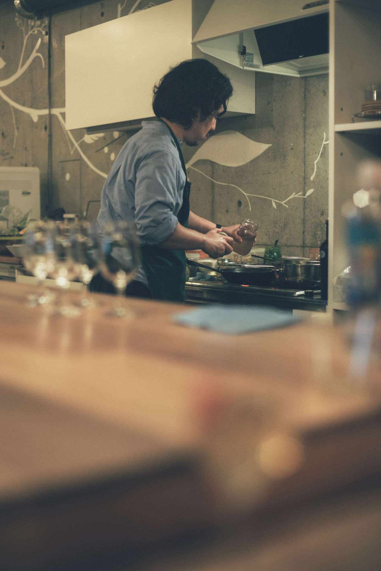 キッチンで調理中
