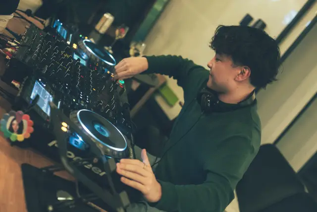 DJプレイ
