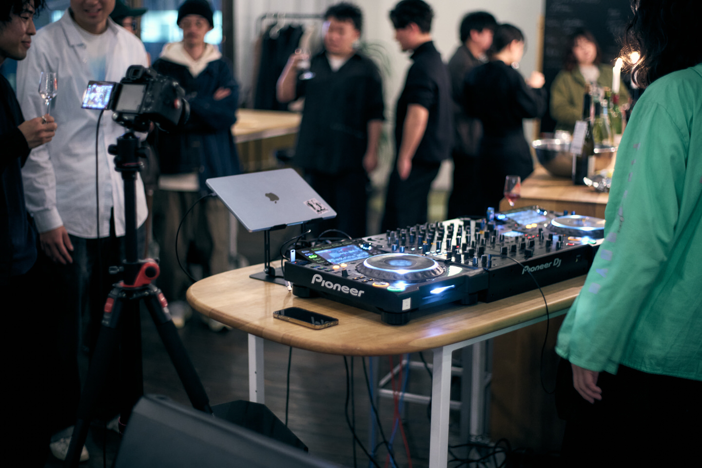 DJブースと賑わい