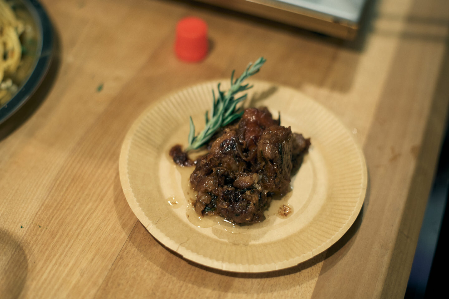 ローズマリーを添えた肉料理