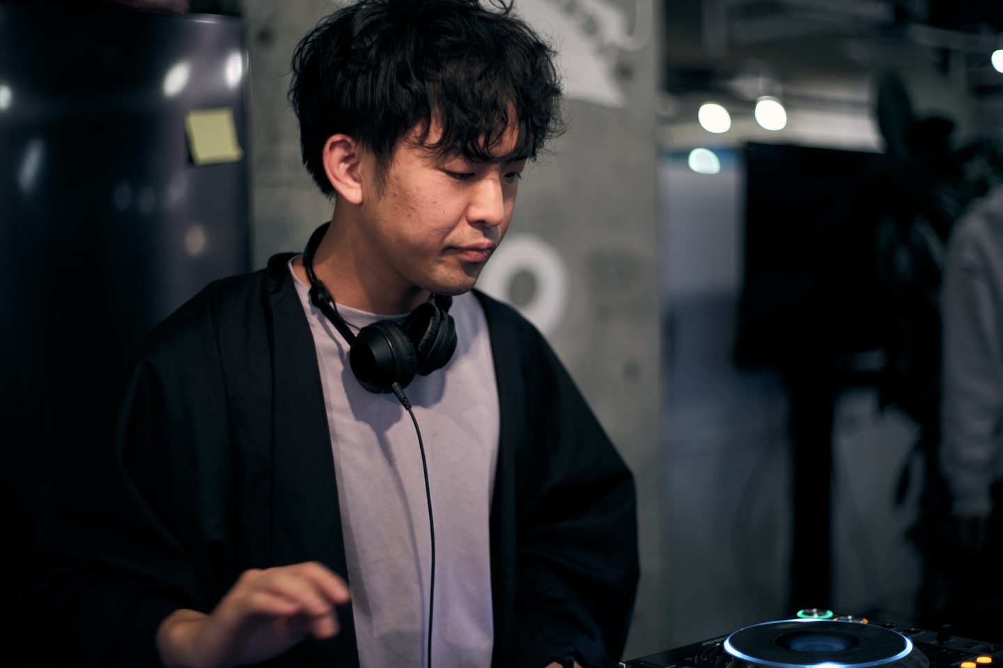 ヘッドフォンを手にするDJ