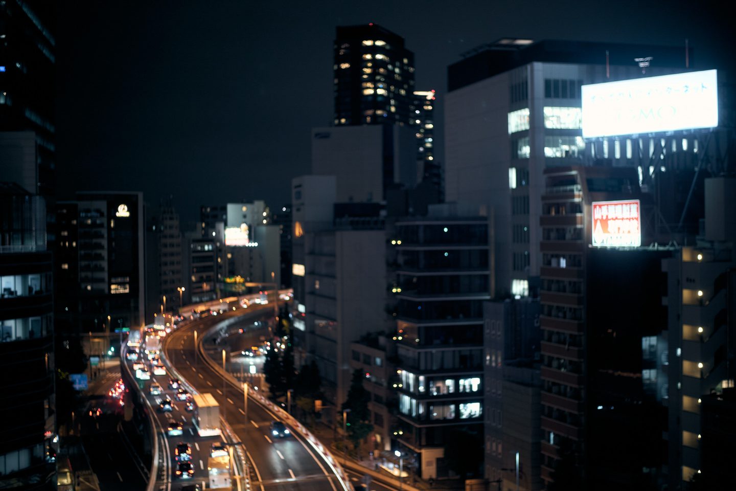 窓の外に広がる渋谷の夜景