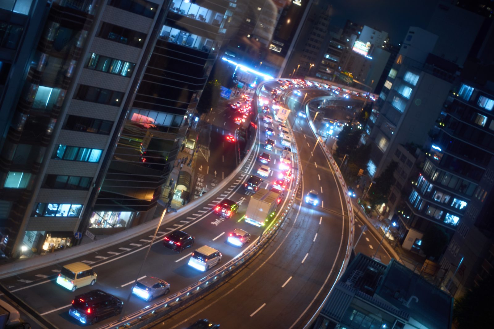 窓の外に広がる渋谷の夜景