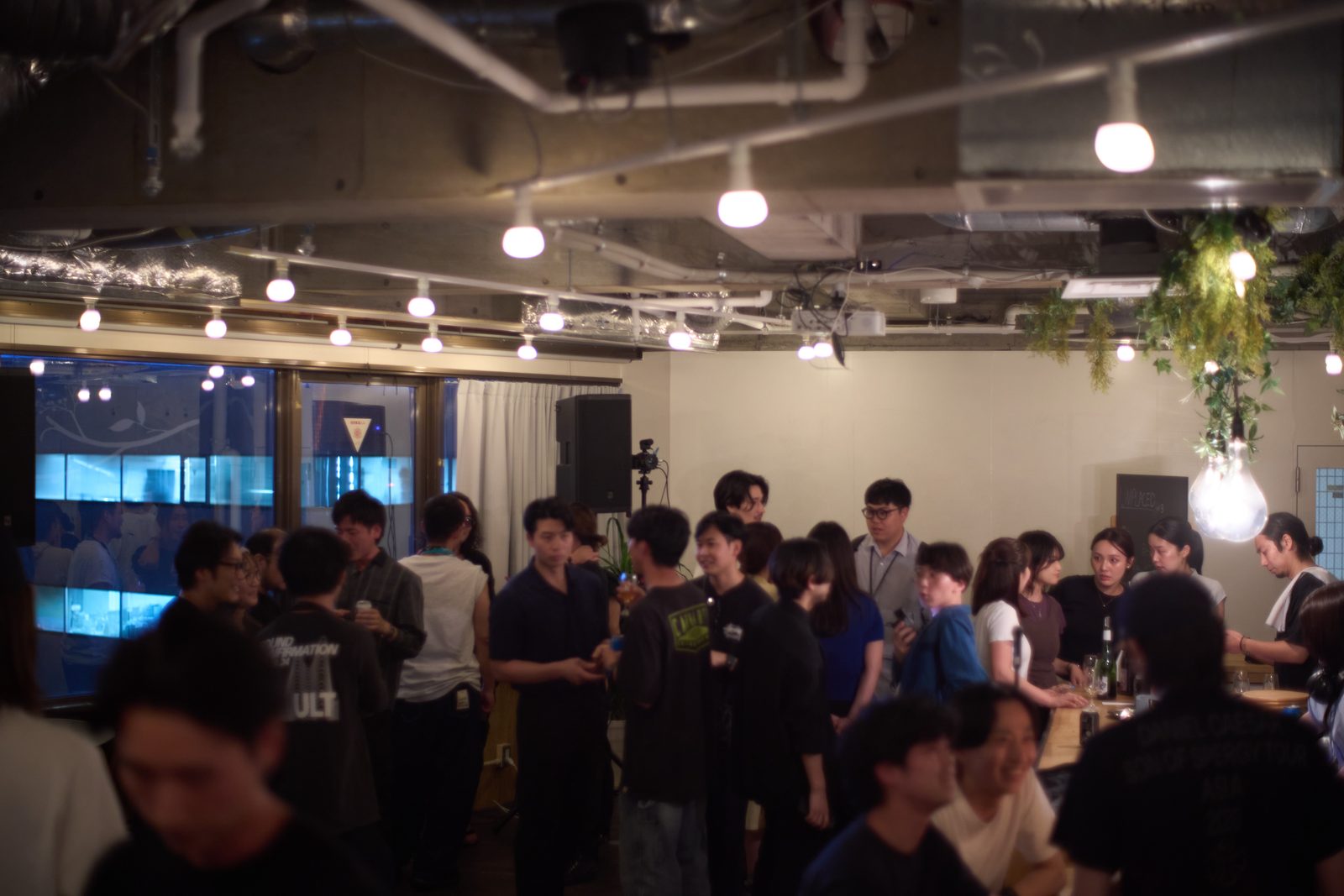 DJプレイに沸くフロア