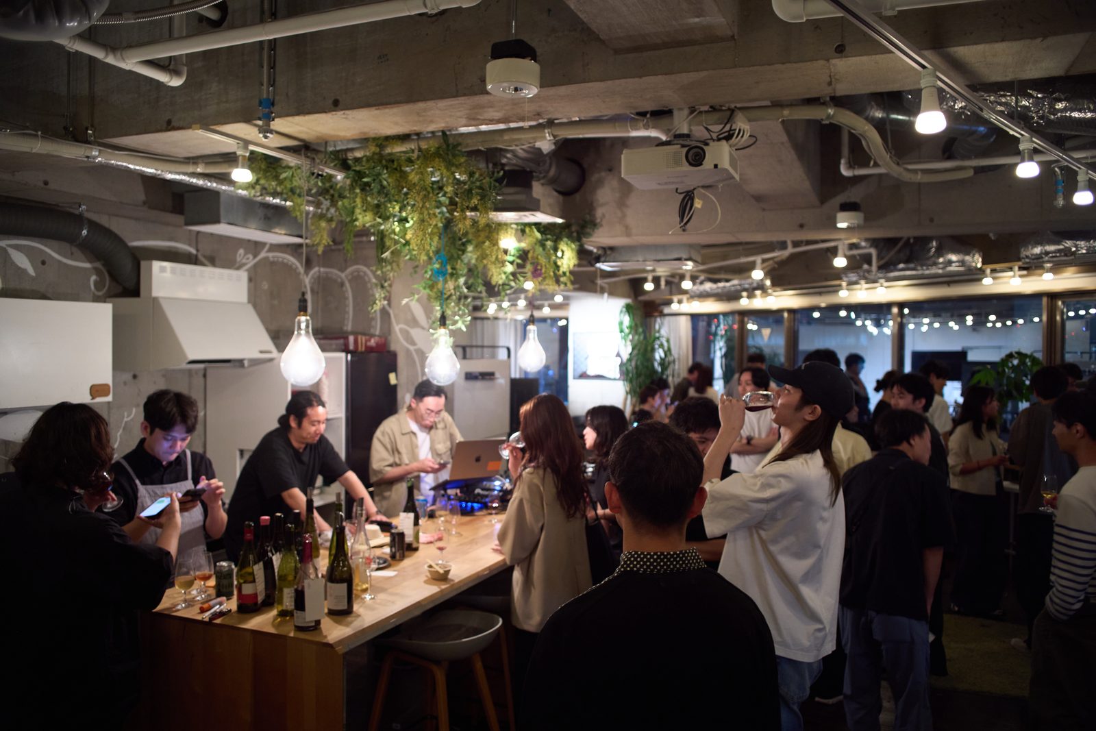 賑わう会場の全景