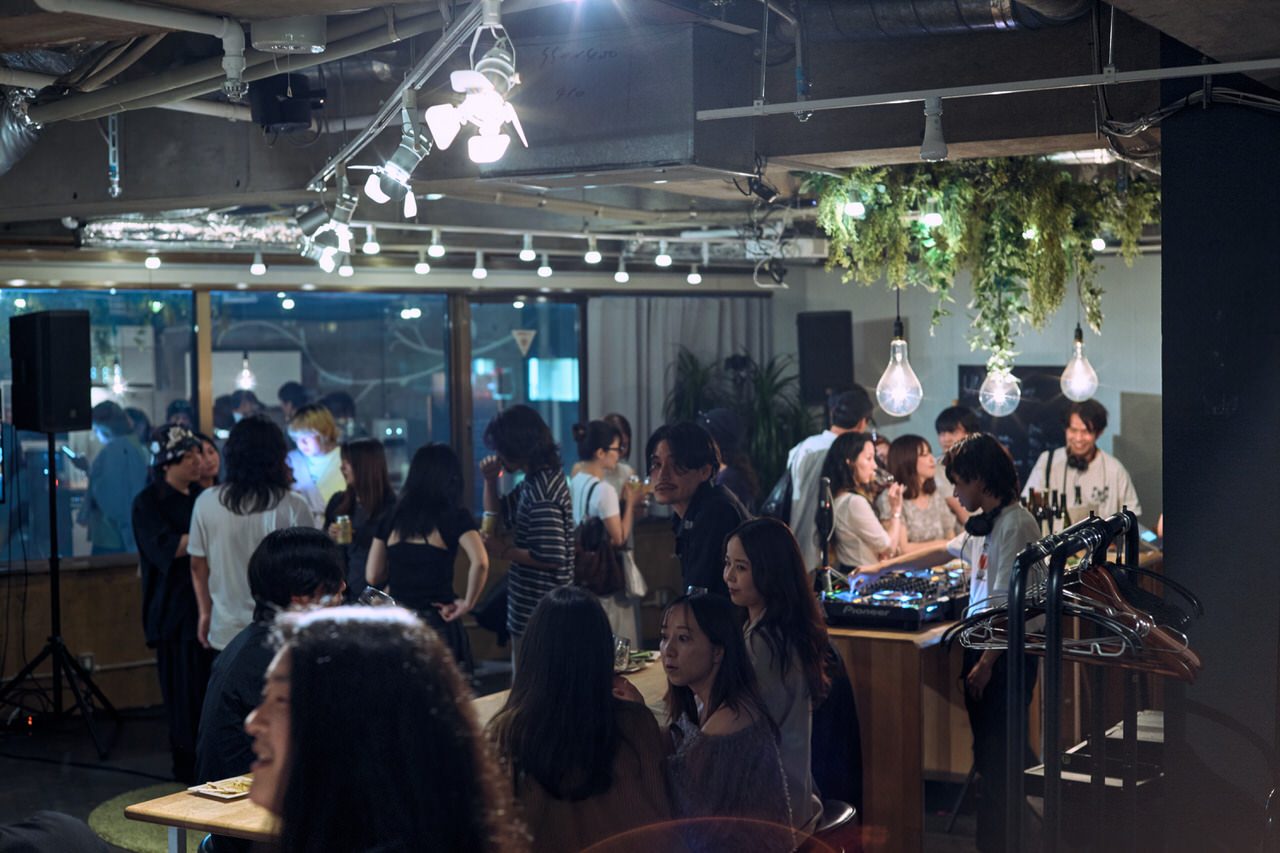 電球と植物に照らされた会場の賑わい