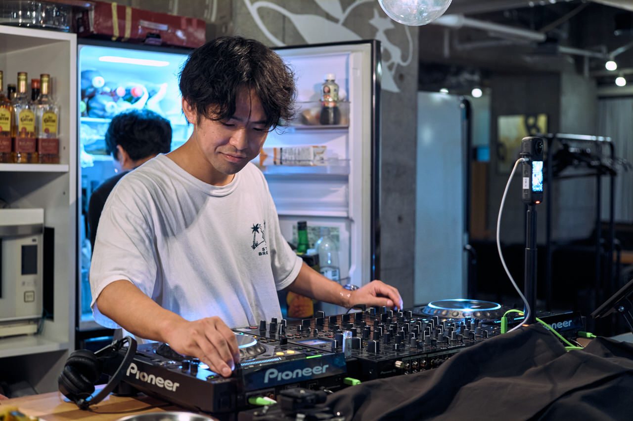 セットアップ中のDJ