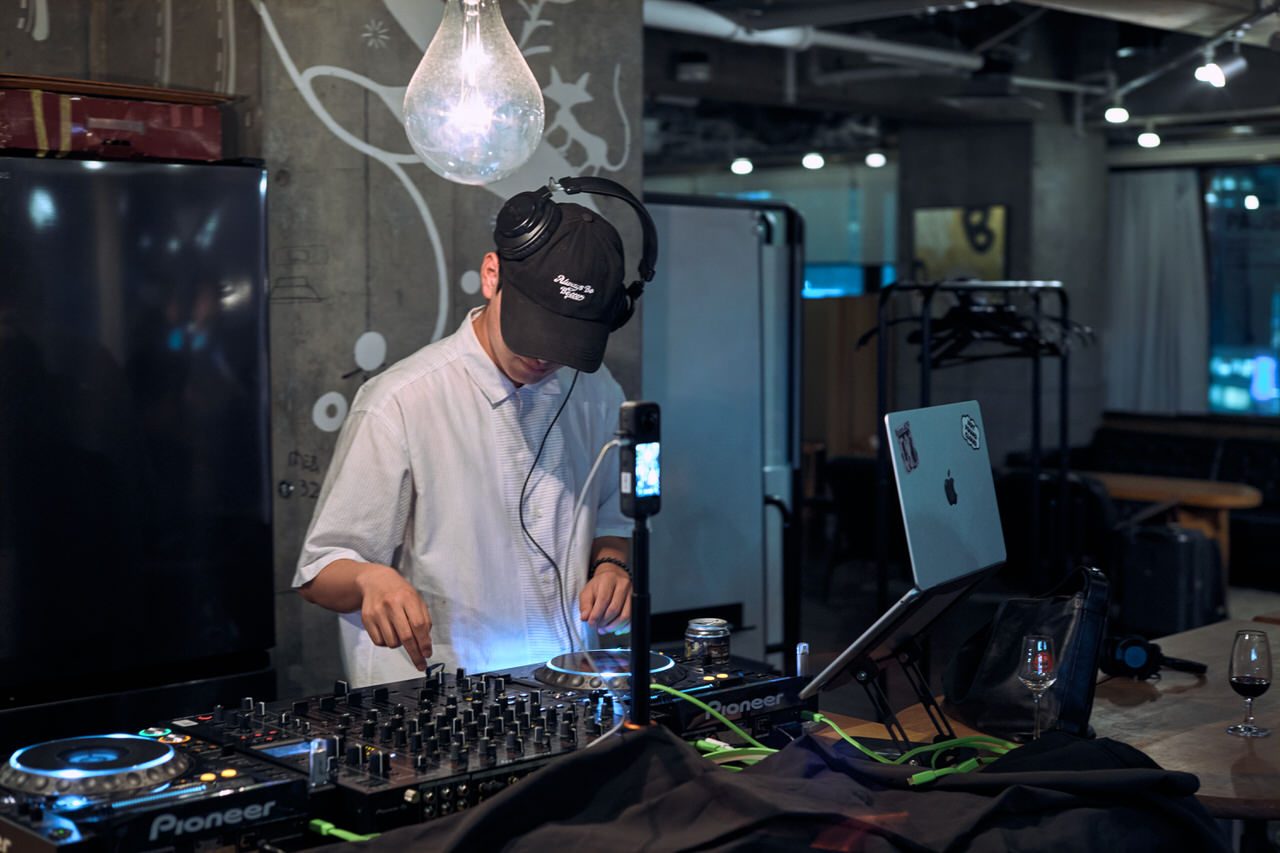 ヘッドフォンを手にプレイするDJ