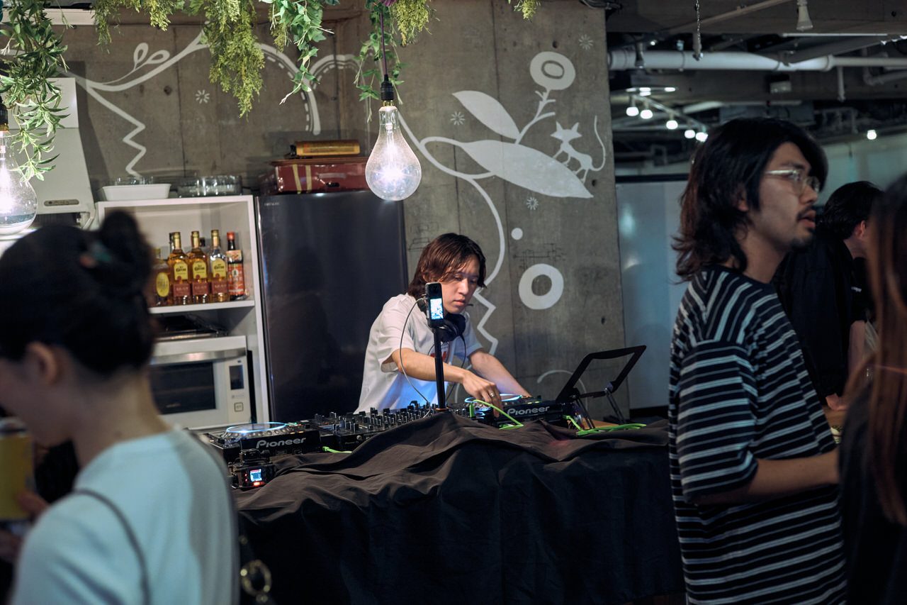 DJブースを囲む人たち