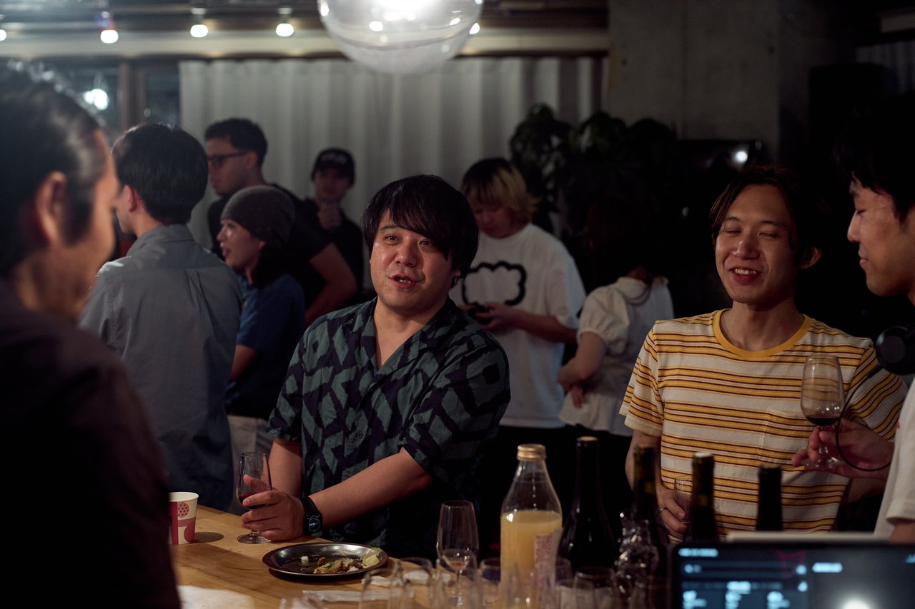 グラスを手に語らうゲスト