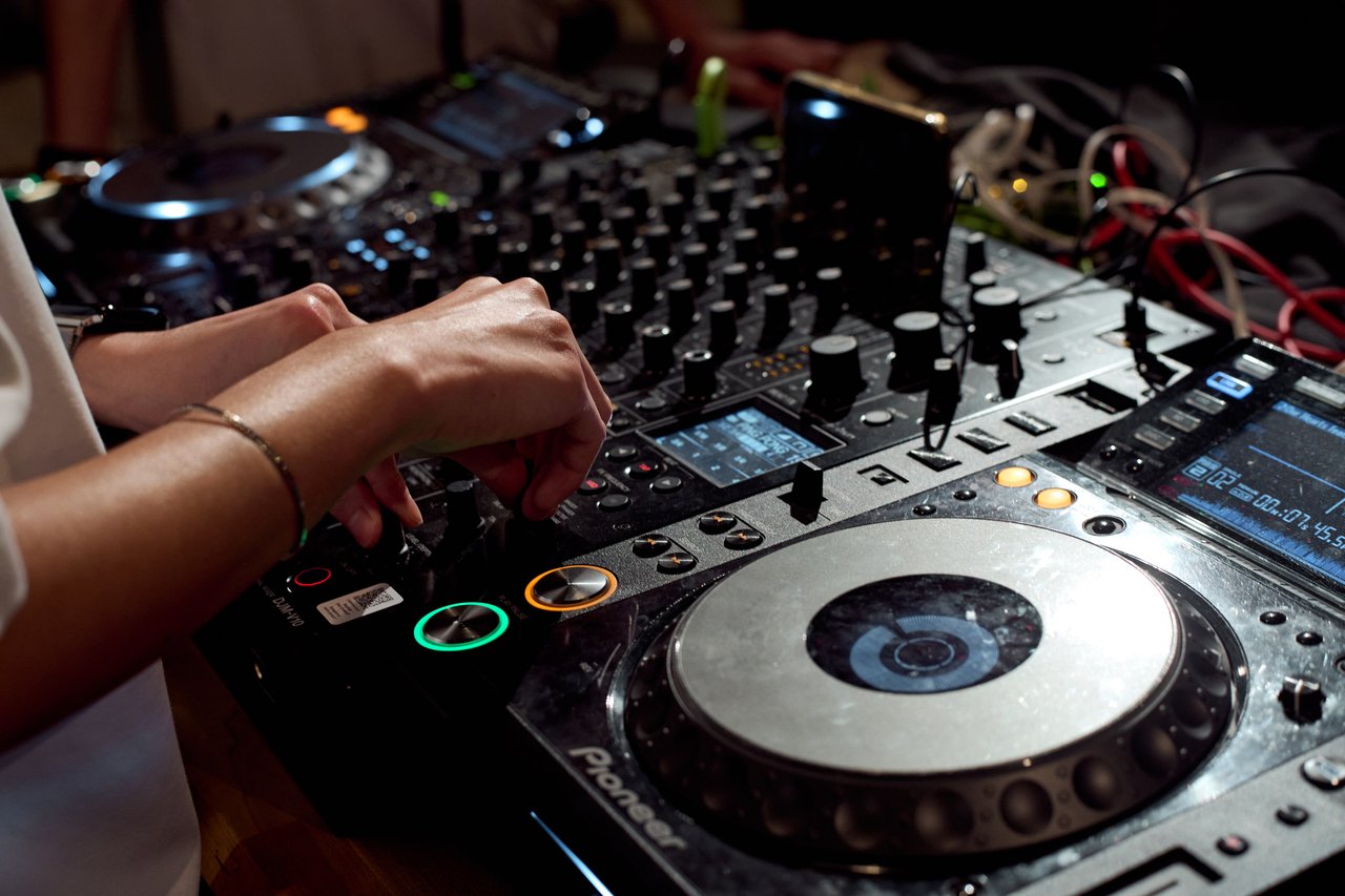 Pioneer CDJを操るDJの手元