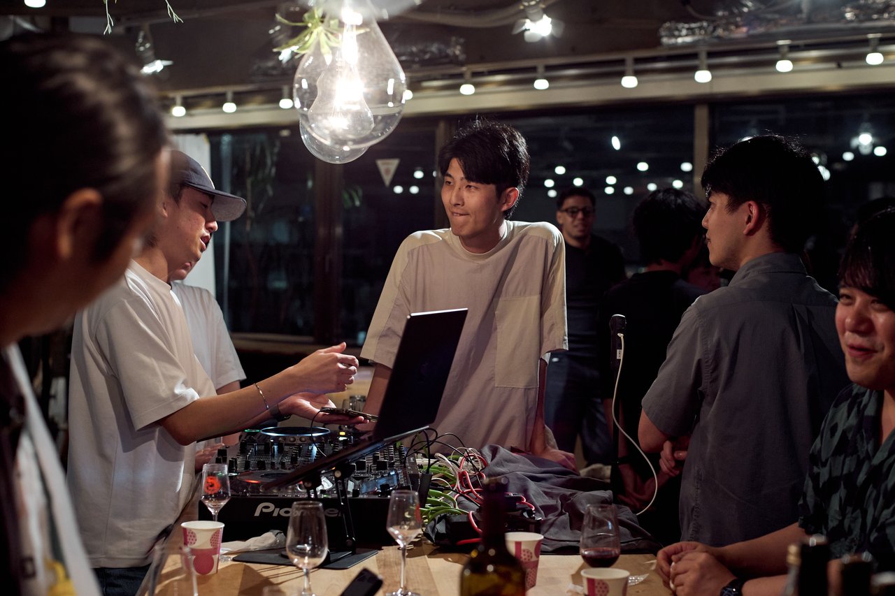 DJブースを囲んで語らう