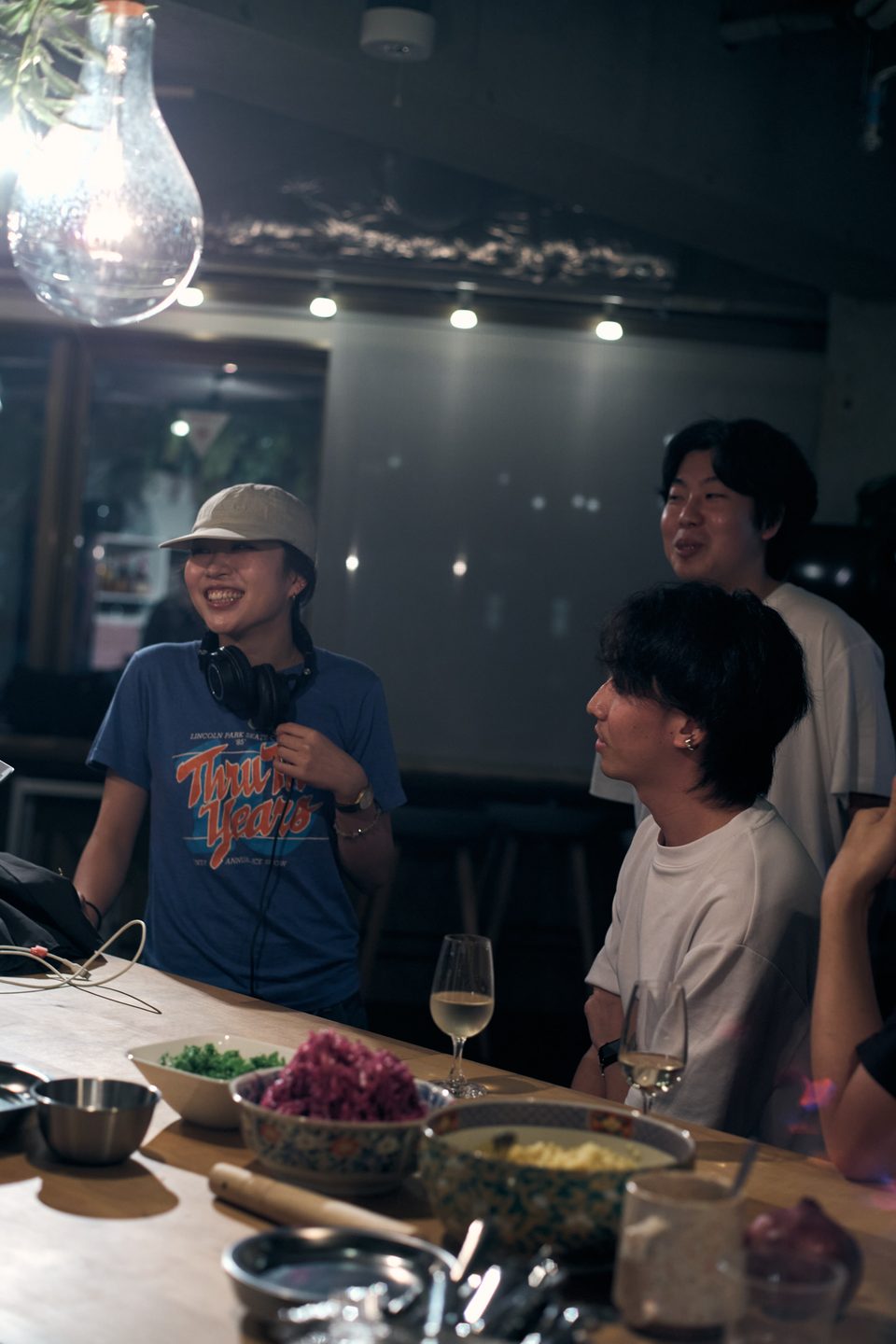 DJを囲んで笑い合うゲスト