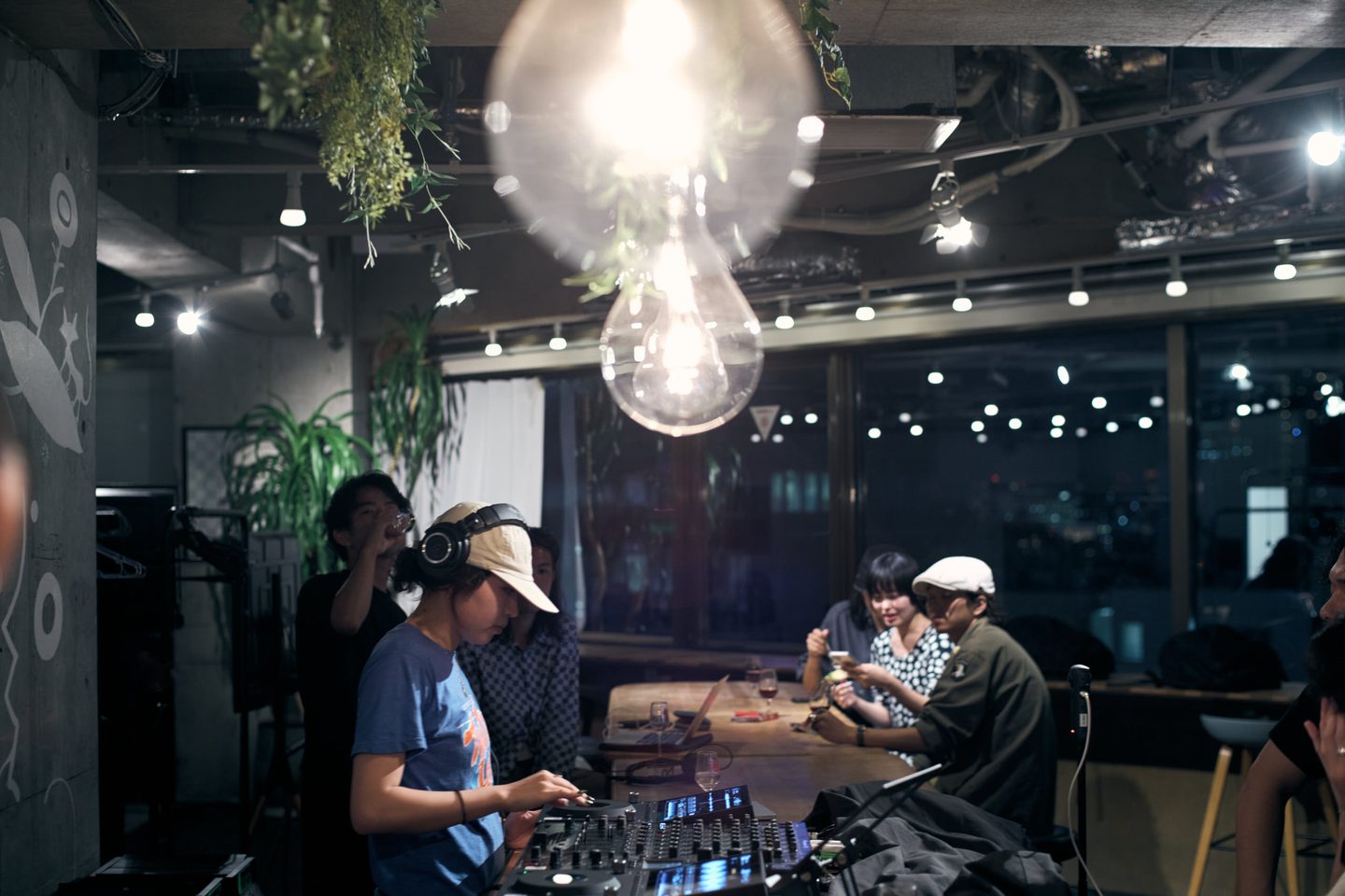 窓際のDJブースとテーブル席