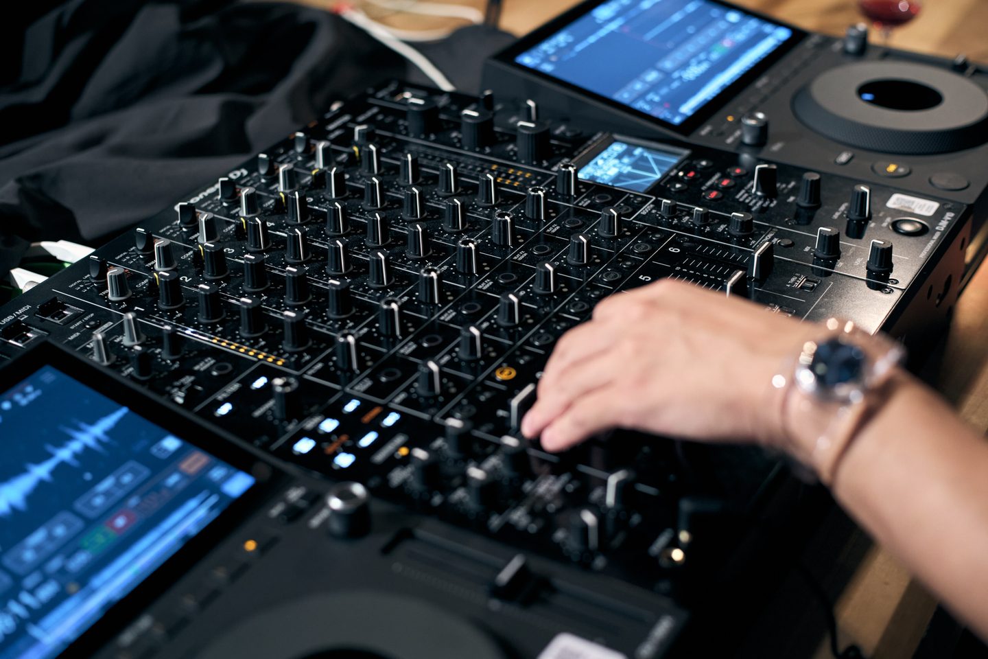 CDJを操る手元