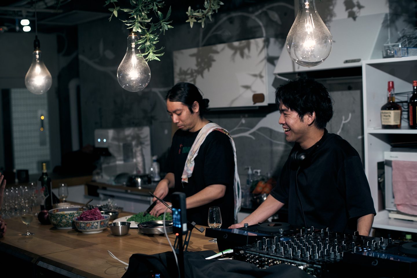 仕込み中のキッチンとDJブース