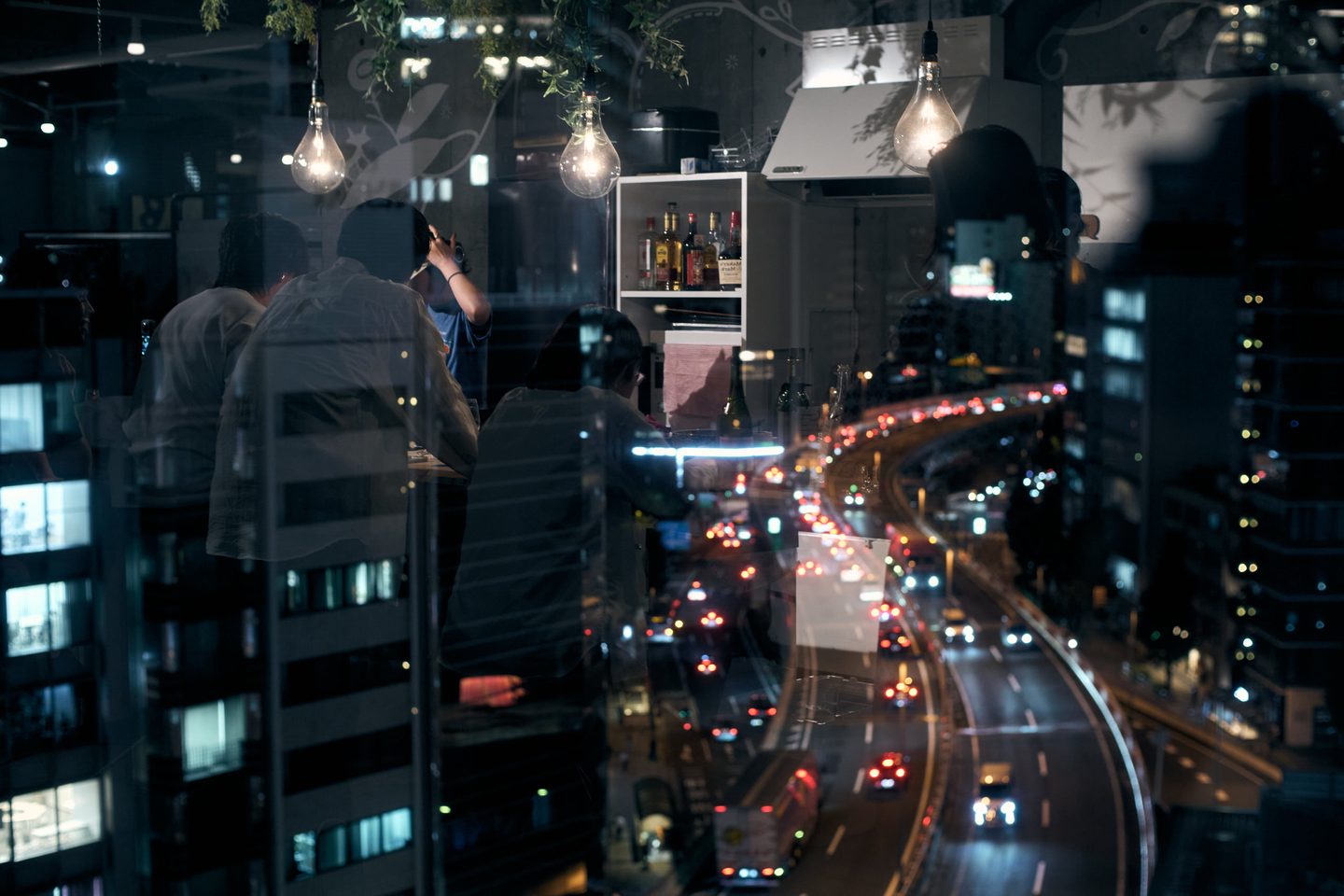 窓の外に流れる道玄坂の夜