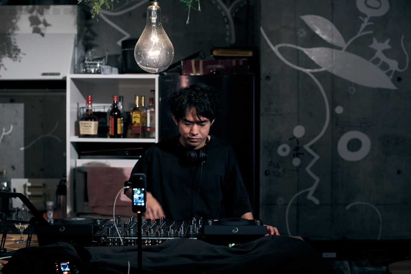 ヘッドフォンを首にかけたDJ
