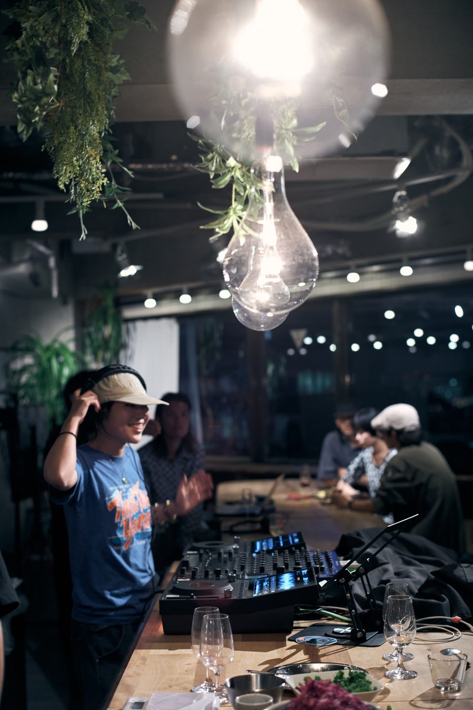 DJブースの前で踊るゲスト