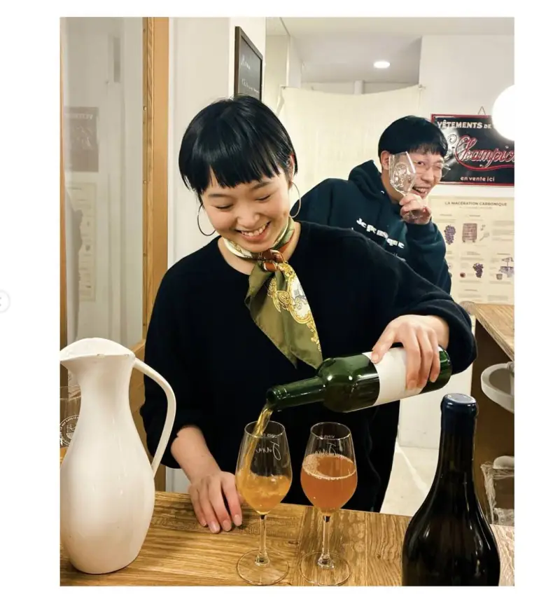 ゆーみん pouring wine
